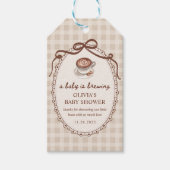 A Baby is Brewing Gingham Coffee Baby Shower Favor Geschenkanhänger (Vorderseite)