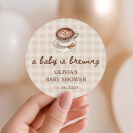 A Baby is Brewing Gingham Coffee Baby Shower Favor Runder Aufkleber