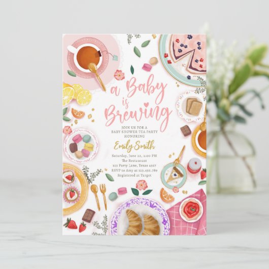 A Baby is Brewing Girl Pink Tea Party Baby Shower Einladung (Stehend Vorderseite)