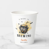 A Baby is Brewing Halloween Cauldron Baby Shower Pappbecher (Vorderseite)