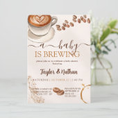 a baby prepares a baby shower invitation einladung (Stehend Vorderseite)