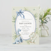 A Babysauraus is on the Way Sage Green Baby Einladung (Stehend Vorderseite)