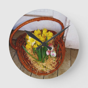 A Basket of Yellow Daffodils and floral Easter Egg Runde Wanduhr