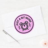 A Bit Extra Runder Aufkleber (Umschlag)