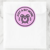 A Bit Extra Runder Aufkleber (Tasche)