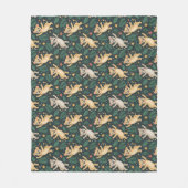 A blanket's front side features a repeating  fleecedecke (Vorderseite)