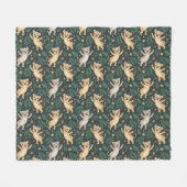 A blanket's front side features a repeating  fleecedecke (Vorderseite (Horizontal))