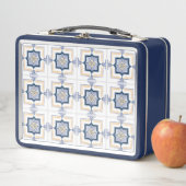 A blue and white metal lunchbox with a geometric  (Beispiel)