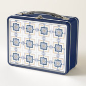 A blue and white metal lunchbox with a geometric  (Vorderseite)