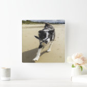 A Border Collie Dog Running On The Beach Quadratische Wanduhr (Zuhause)