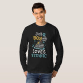 A Boy Who Loves The RMS Titanic Funny Cruise Ship  T-Shirt (Vorne ganz)