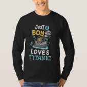 A Boy Who Loves The RMS Titanic Funny Cruise Ship T-Shirt (Vorderseite)