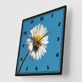 A Bright White Daisy under a Big Blue Sky Quadratische Wanduhr (Winkel)