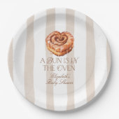 A Bun in the Oven Cinnamon Roll Theme Baby Shower Pappteller (Vorderseite)