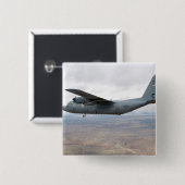 A C-130 Herkules steigt durch den Himmel Button (Vorne & Hinten)