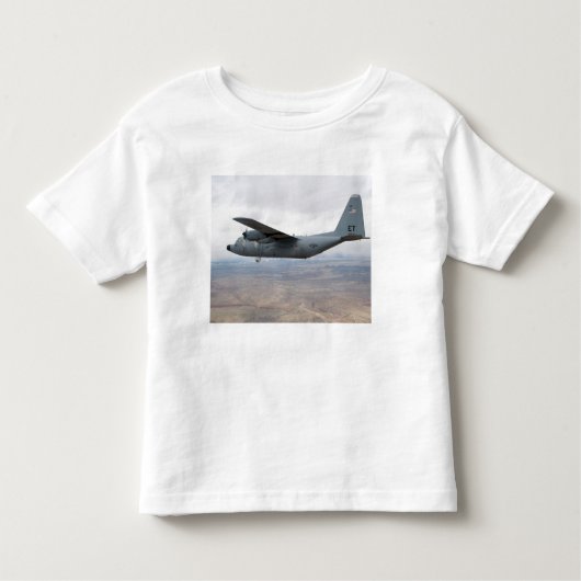 A C-130 Herkules steigt durch den Himmel Kleinkind T-shirt (Vorderseite)