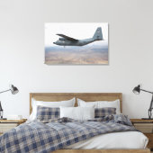 A C-130 Herkules steigt durch den Himmel Leinwanddruck (Insitu (Schlafzimmer))