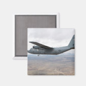 A C-130 Herkules steigt durch den Himmel Magnet (Vorderseite/Rückseite)