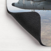 A C-130 Herkules steigt durch den Himmel Mousepad (Ecke)