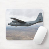 A C-130 Herkules steigt durch den Himmel Mousepad (Mit Mouse)