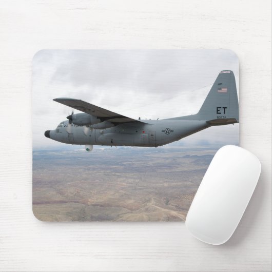 A C-130 Herkules steigt durch den Himmel Mousepad (Mit Mouse)
