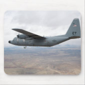A C-130 Herkules steigt durch den Himmel Mousepad (Vorne)