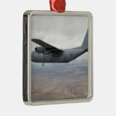 A C-130 Herkules steigt durch den Himmel Ornament Aus Metall (Rechts)