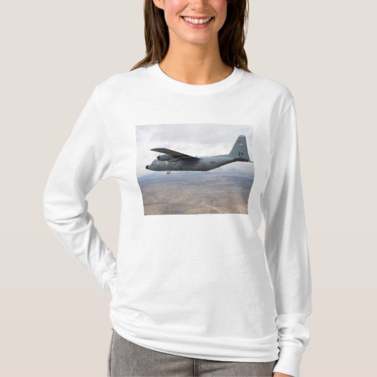 A C-130 Herkules steigt durch den Himmel T-Shirt (Vorderseite)