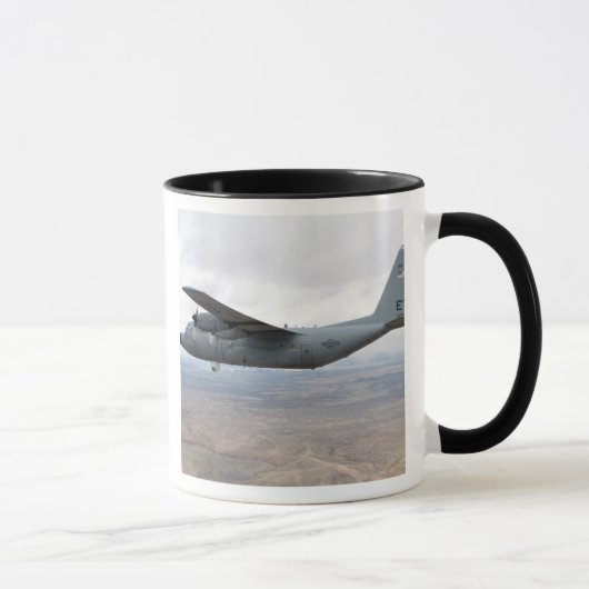 A C-130 Herkules steigt durch den Himmel Tasse (Rechts)