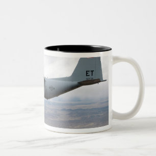 A C-130 Herkules steigt durch den Himmel Zweifarbige Tasse