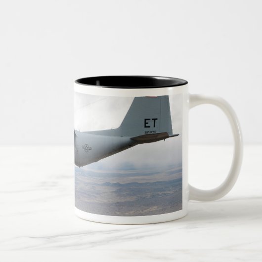 A C-130 Herkules steigt durch den Himmel Zweifarbige Tasse (Rechts)