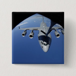 A C-17 Globemaster III erhält Kraftstoff 2 Button