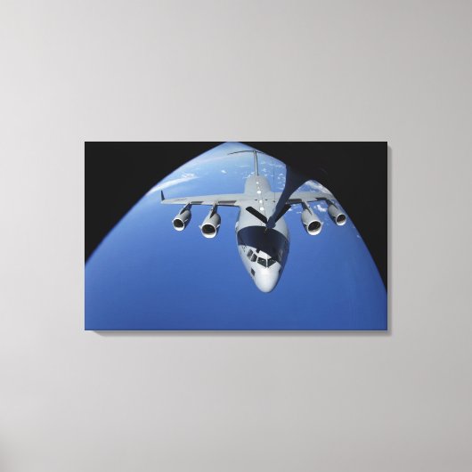 A C-17 Globemaster III erhält Kraftstoff 2 Leinwanddruck (Vorderseite)