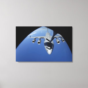 A C-17 Globemaster III erhält Kraftstoff 2 Leinwanddruck