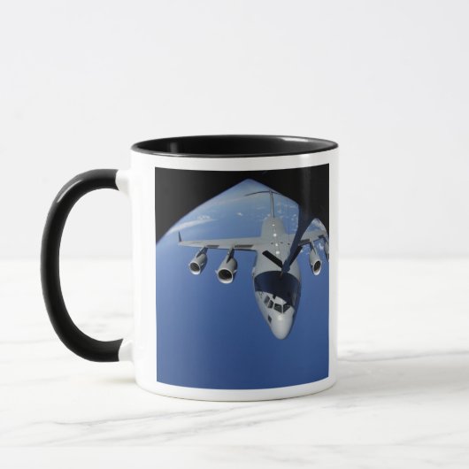 A C-17 Globemaster III erhält Kraftstoff 2 Tasse (Links)