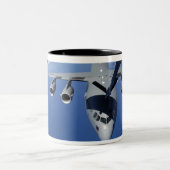 A C-17 Globemaster III erhält Kraftstoff 2 Zweifarbige Tasse (Mittel)