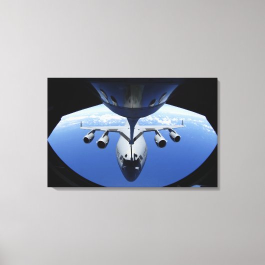 A C-17 Globemaster III erhält Kraftstoff Leinwanddruck (Vorderseite)