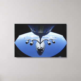 A C-17 Globemaster III erhält Kraftstoff Leinwanddruck