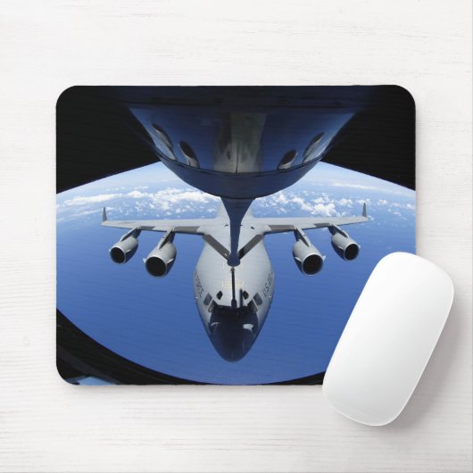 A C-17 Globemaster III erhält Kraftstoff Mousepad (Mit Mouse)