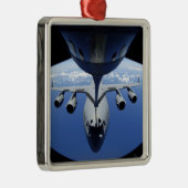 A C-17 Globemaster III erhält Kraftstoff Ornament Aus Metall (Rechts)