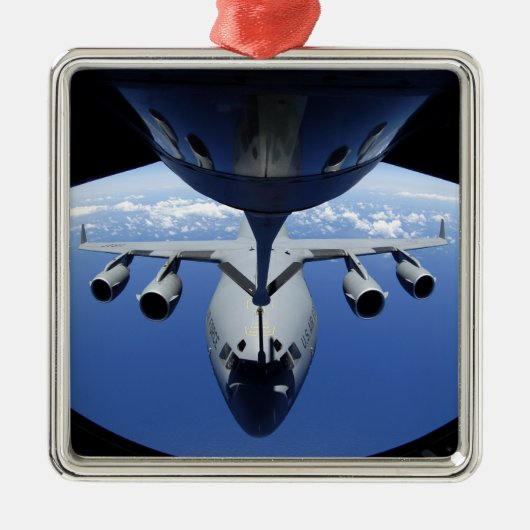 A C-17 Globemaster III erhält Kraftstoff Ornament Aus Metall (Vorne)