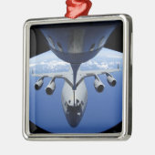 A C-17 Globemaster III erhält Kraftstoff Ornament Aus Metall (Links)