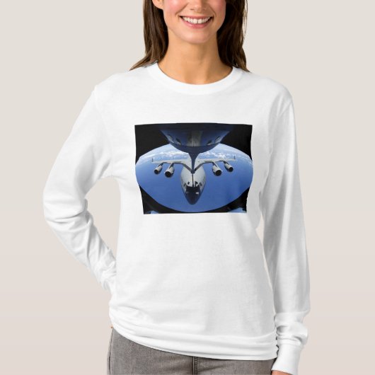 A C-17 Globemaster III erhält Kraftstoff T-Shirt (Vorderseite)