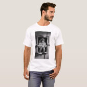 a captivate urban inspirred t shirt featur (Vorne ganz)