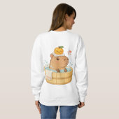 A capybara is taking a bath in a Japanese bath. Th Sweatshirt (Schwarz voll)