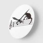 A Cat Toying with Notes Runde Wanduhr (Winkel)