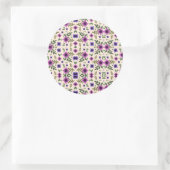 A circular floral pattern features purple and pink runder aufkleber (Tasche)