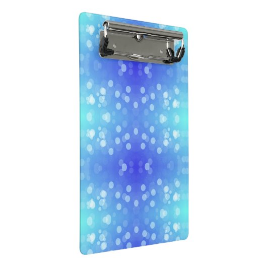 A clipboard featuring a blue and teal bokeh patter mini klemmbrett (Schrägansicht)