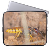 A close-up photograph of a wasp laptopschutzhülle (Vorderseite)