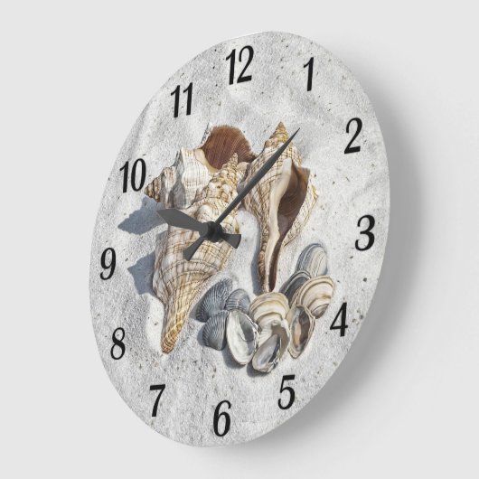 A Collection of Seashells on Sand Black Numbers Große Wanduhr (Winkel)